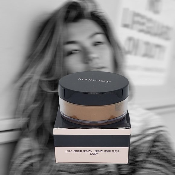 Light-to-Medium Bronze Silky Setting Powder - Mary Kay - Picture 4 of 7